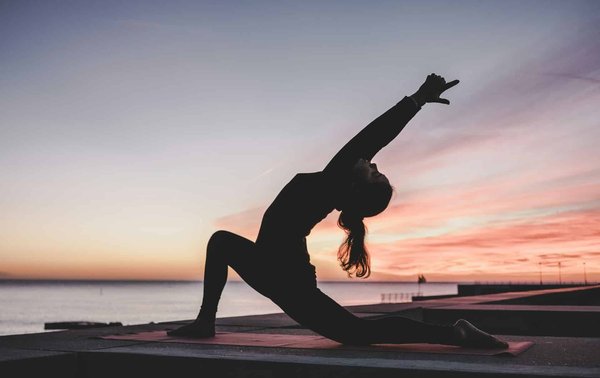 Comment la pratique du yoga en duo peut-elle renforcer les relations interpersonnelles et améliorer le bien-être émotionnel ?